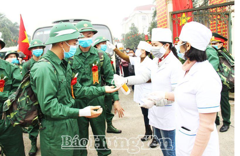 Description: &nbsp;&nbsp; &nbsp;Đo kiểm tra thân nhiệt, rửa tay khử trùng cho thanh niên lên đường nhập ngũ