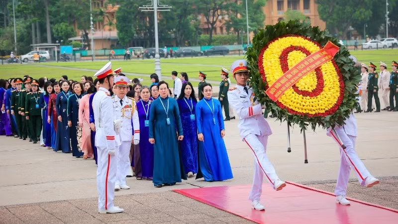Đoàn đại biểu dự Đại hội Phụ nữ toàn quốc lần thứ XIV vào Lăng viếng Chủ tịch Hồ Chí Minh