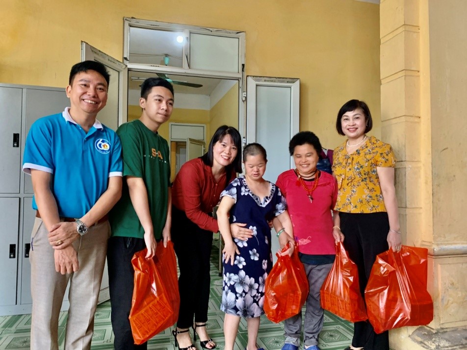 Tặng quà, nấu ăn thiện nguyện tại Trung tâm Bảo trợ xã hội và Công tác xã hội tỉnh