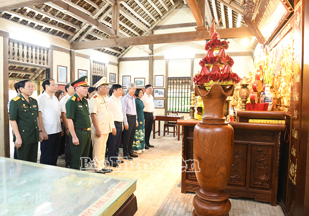 Dâng hương, dâng hoa tưởng nhớ Chủ tịch Hồ Chí Minh, Tổng Bí thư Nguyễn Văn Linh và tưởng niệm các anh hùng liệt sĩ