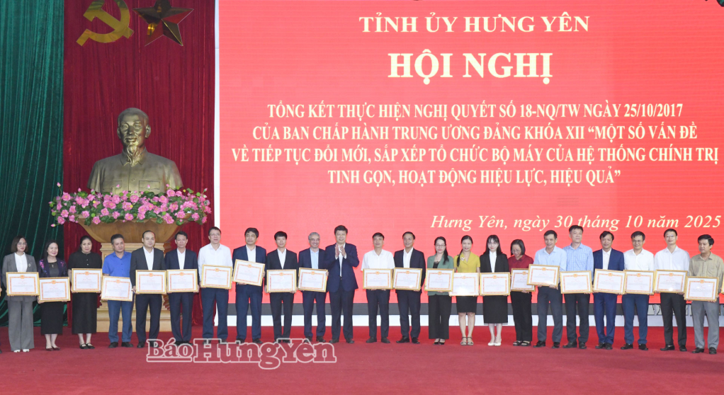 67 tập thể, cá nhân có thành tích xuất sắc trong thực hiện Nghị quyết số 18-NQ/TW được Ban Thường vụ Tỉnh ủy tặng Bằng khen