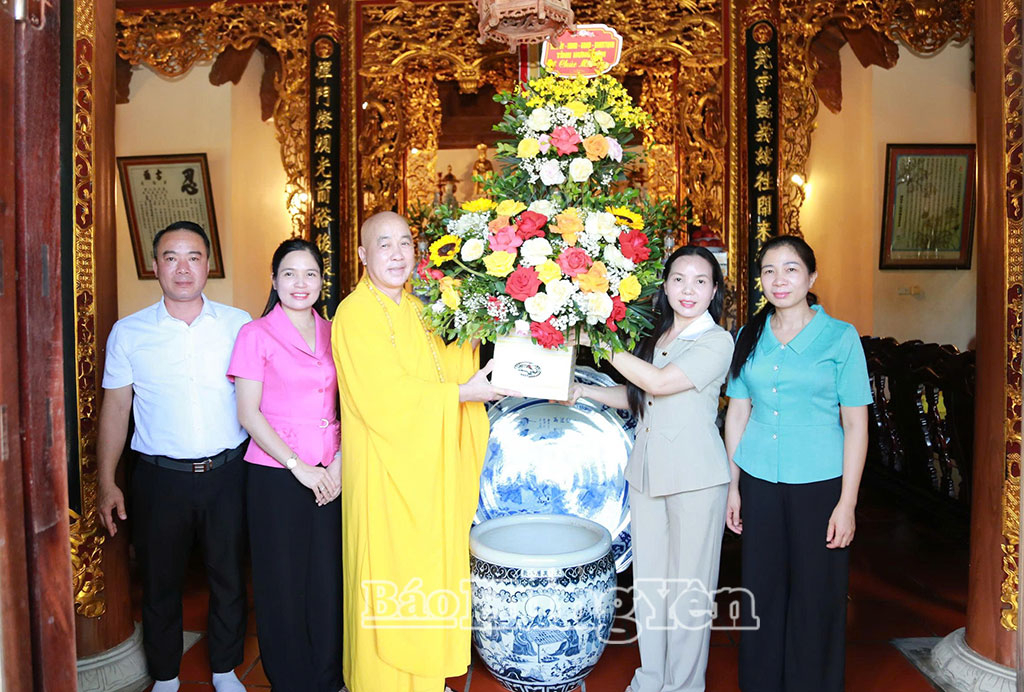 Đồng chí Phó Chủ tịch Thường trực Ủy ban MTTQ Việt Nam tỉnh Ngô Thị Kim Hoàn thăm, chúc mừng chức sắc Phật giáo tại chùa Tam Liêu