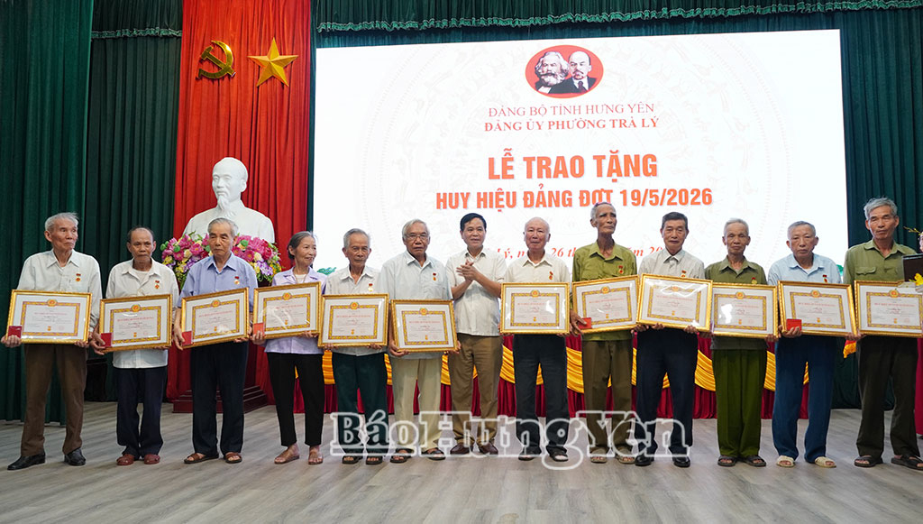 Đảng uỷ phường Trà Lý: Trao Huy hiệu Đảng đợt 19/5