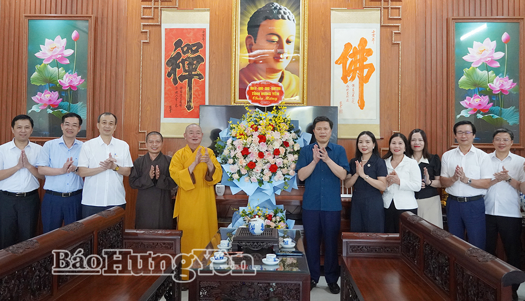 Đồng chí Trần Quốc Toản, Phó Bí thư Thường trực Tỉnh ủy, Chủ tịch Ủy ban MTTQ Việt Nam tỉnh thăm, chúc mừng chức sắc Phật giáo tại chùa Phúc Minh nhân dịp Đại lễ Phật đản Phật lịch 2570 - dương lịch 2