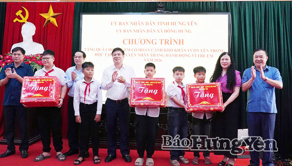 Đồng chí Phó Chủ tịch UBND tỉnh Phạm Văn Nghiêm thăm, tặng quà trẻ em có hoàn cảnh khó khăn vươn lên trong học tập