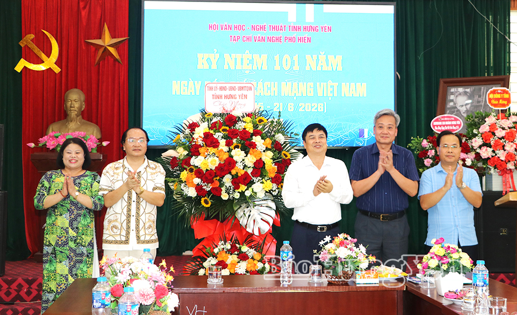 Đồng chí Phó Chủ tịch UBND tỉnh Phạm Văn Nghiêm chúc mừng Hội Văn học - Nghệ thuật tỉnh nhân Ngày Báo chí cách mạng Việt Nam