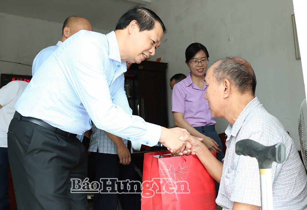 Đồng chí Trưởng ban Nội chính Tỉnh ủy thăm, tặng quà bệnh binh và trẻ em có hoàn cảnh khó khăn