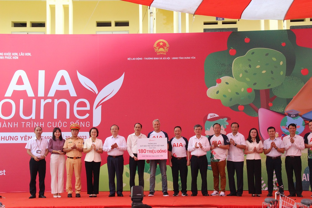 Chương trình Hành trình cuộc sống trao tặng 50 xe đạp và 3 hợp đồng bảo hiểm cho học sinh nghèo vượt khó vươn lên trong học tập