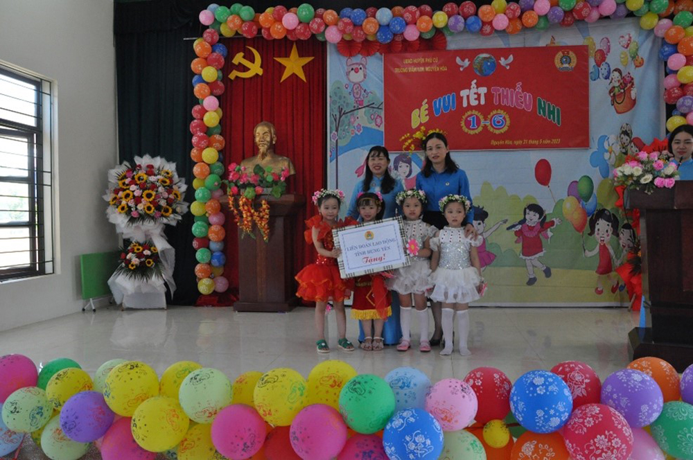 Liên đoàn Lao động tỉnh: Thăm và trao quà  tặng thiếu nhi