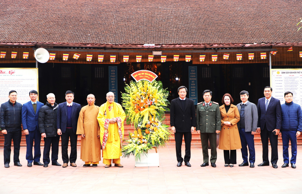 Đồng chí Bí thư Tỉnh ủy Nguyễn Hữu Nghĩa thăm, tặng quà các chức sắc Phật giáo