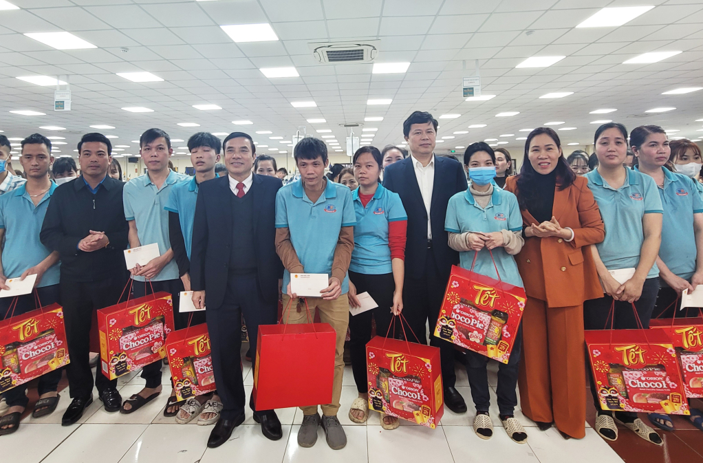 Đồng chí Phó Bí thư Thường trực Tỉnh ủy, Chủ tịch HĐND tỉnh Trần Quốc Toản tặng quà Tết công nhân, người lao động