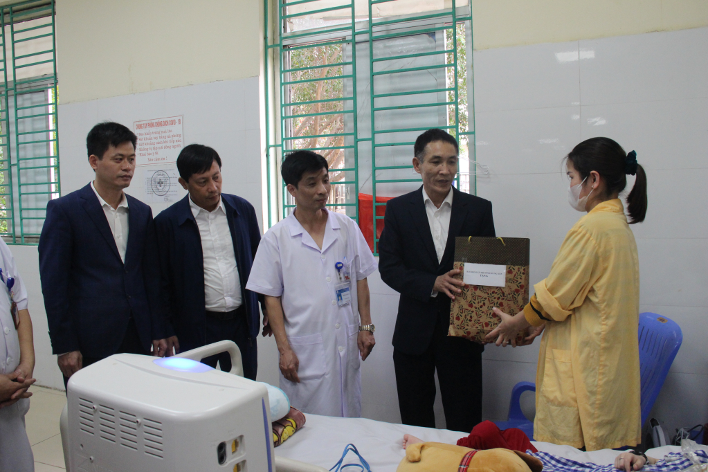 Thăm, tặng quà Tết bệnh nhân thuộc hộ nghèo, hộ cận nghèo, bệnh nhân có hoàn cảnh khó khăn