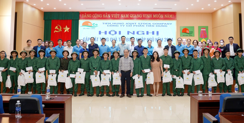 Công ty Cổ phần Tiên Hưng: Tặng quà thanh niên chuẩn bị nhập ngũ năm 2024