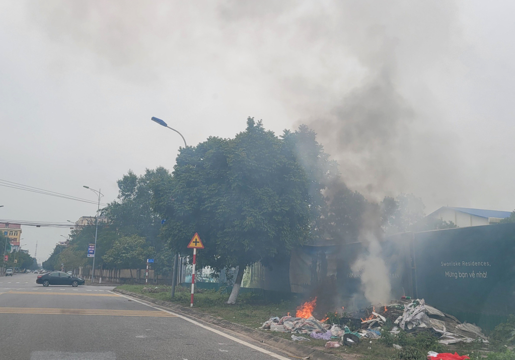 Vẫn tồn tại tình trạng đổ, đốt rác gây ô nhiễm môi trường