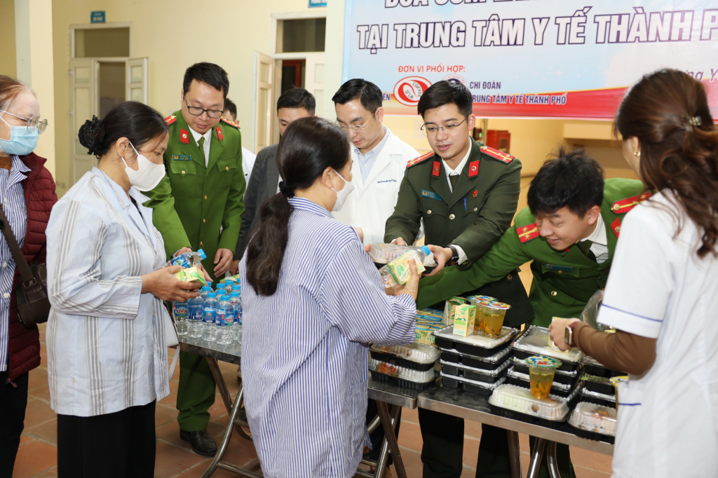 Tặng 50 suất cơm “0 đồng” cho bệnh nhân tại Trung tâm Y tế thành phố Hưng Yên