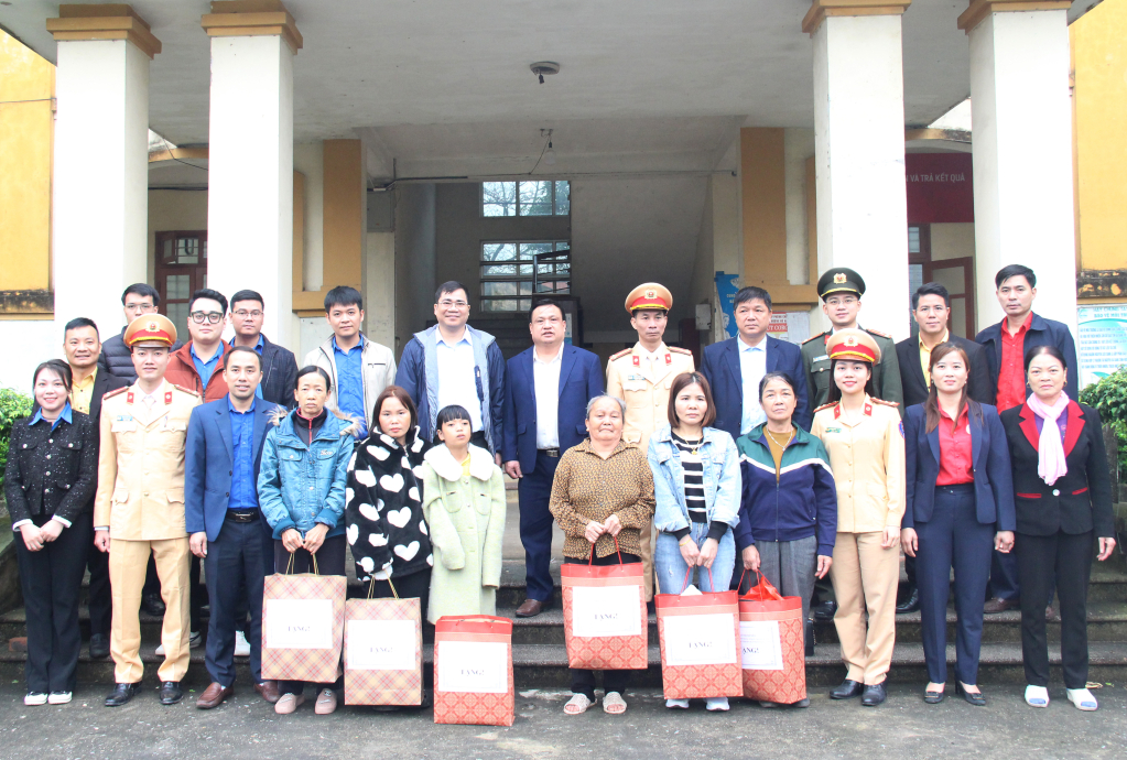 Tổ chức thăm, tặng quà các trường hợp có hoàn cảnh khó khăn