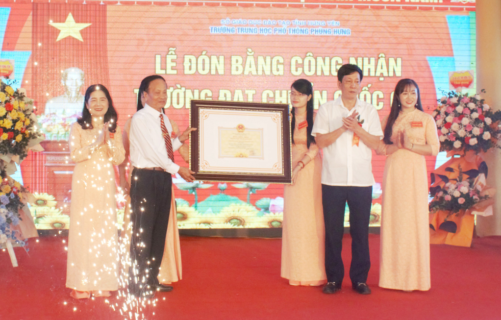 Trường THPT Phùng Hưng đón bằng công nhận đạt chuẩn quốc gia