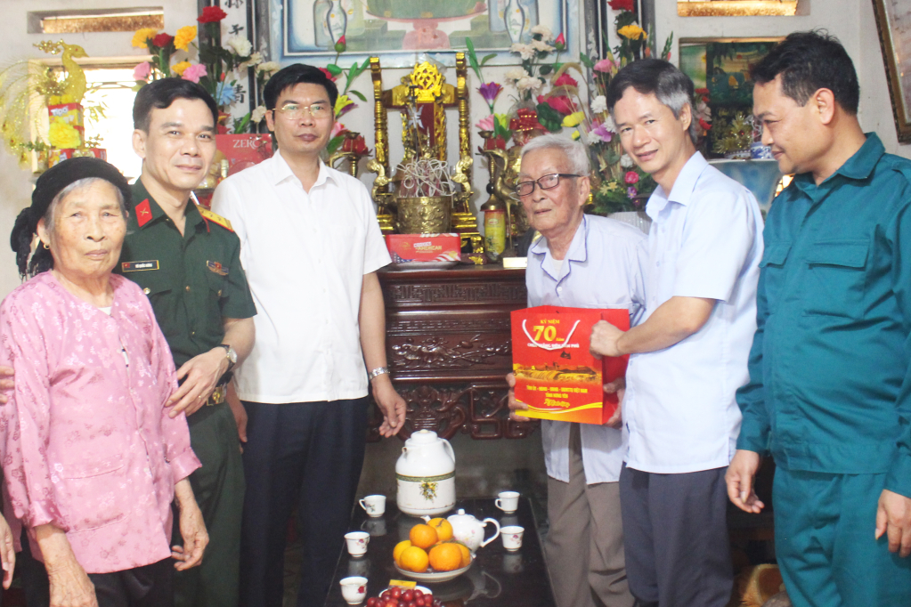 Thăm, tặng quà gia đình chính sách, chiến sĩ Điện Biên Phủ tại các huyện Tiên Lữ, Khoái Châu, Văn Giang