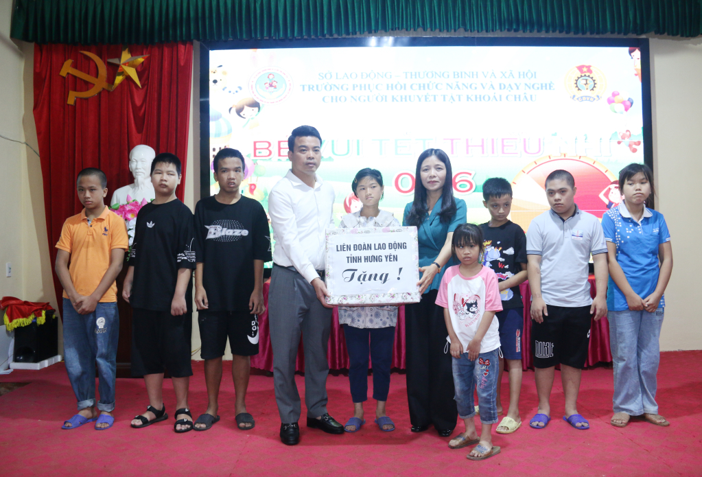 Liên đoàn Lao động tỉnh tặng quà trẻ em khuyết tật tại huyện Khoái Châu