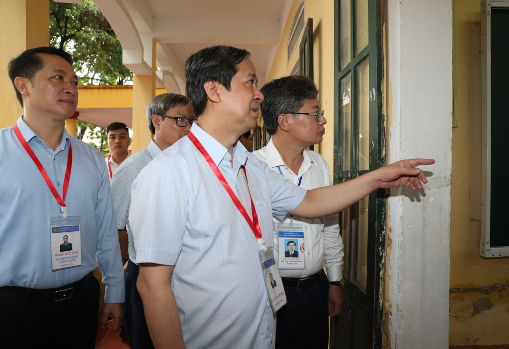 Bộ trưởng Bộ Giáo dục và Đào tạo Nguyễn Kim Sơn kiểm tra công tác tổ chức thi tốt nghiệp THPT năm 2023 tại điểm thi THPT Yên Mỹ