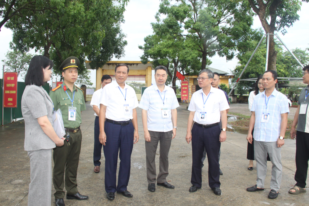 Đồng chí Nguyễn Duy Hưng, Phó Chủ tịch UBND tỉnh kiểm tra công tác tổ chức thi tốt nghiệp THPT