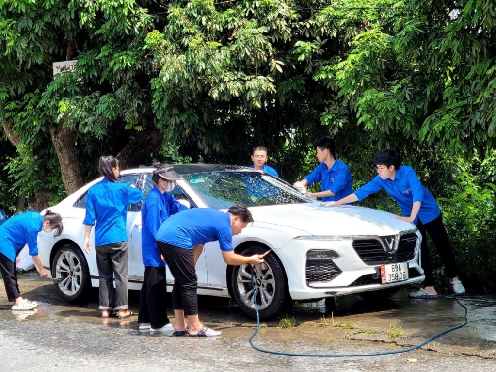 Đoàn viên, thanh niên với hoạt động “Rửa xe gây quỹ”