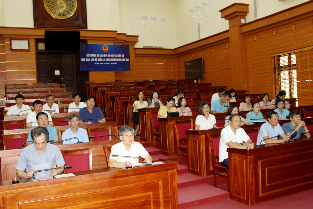 Bộ trưởng Bộ Giáo dục và Đào tạo gặp gỡ giáo viên, cán bộ quản lý, nhân viên ngành giáo dục và đào tạo