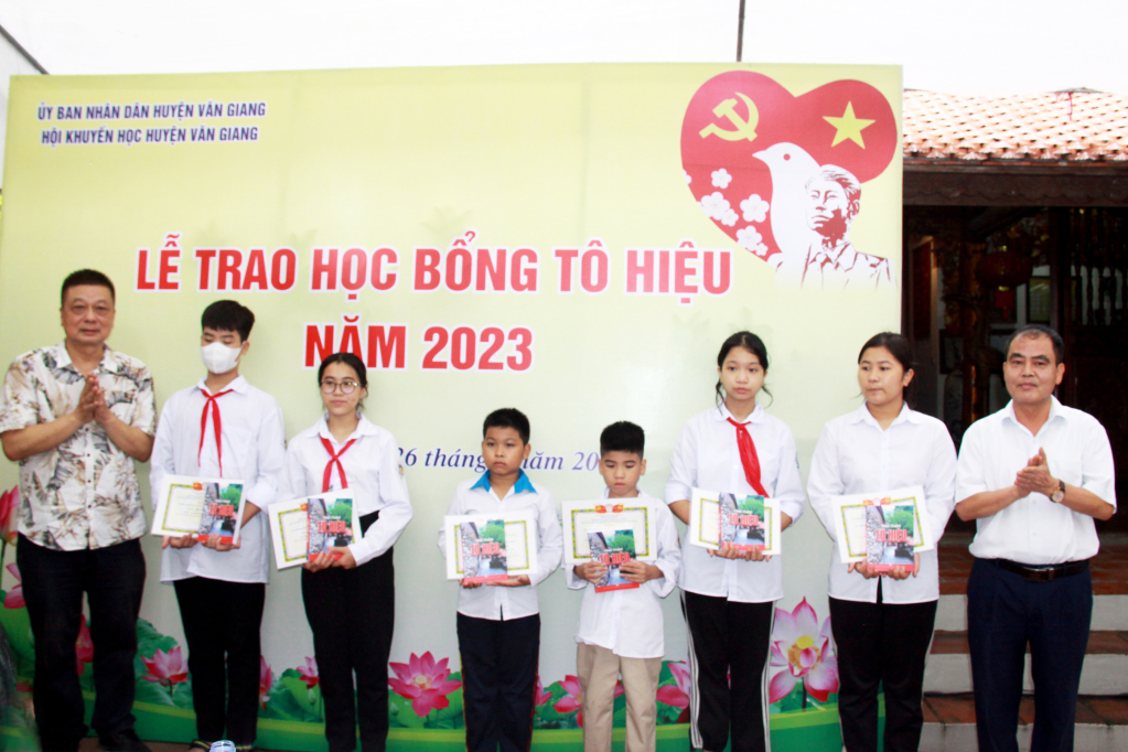 Văn Giang: Trao học bổng Tô Hiệu tặng học sinh nghèo vượt khó học giỏi