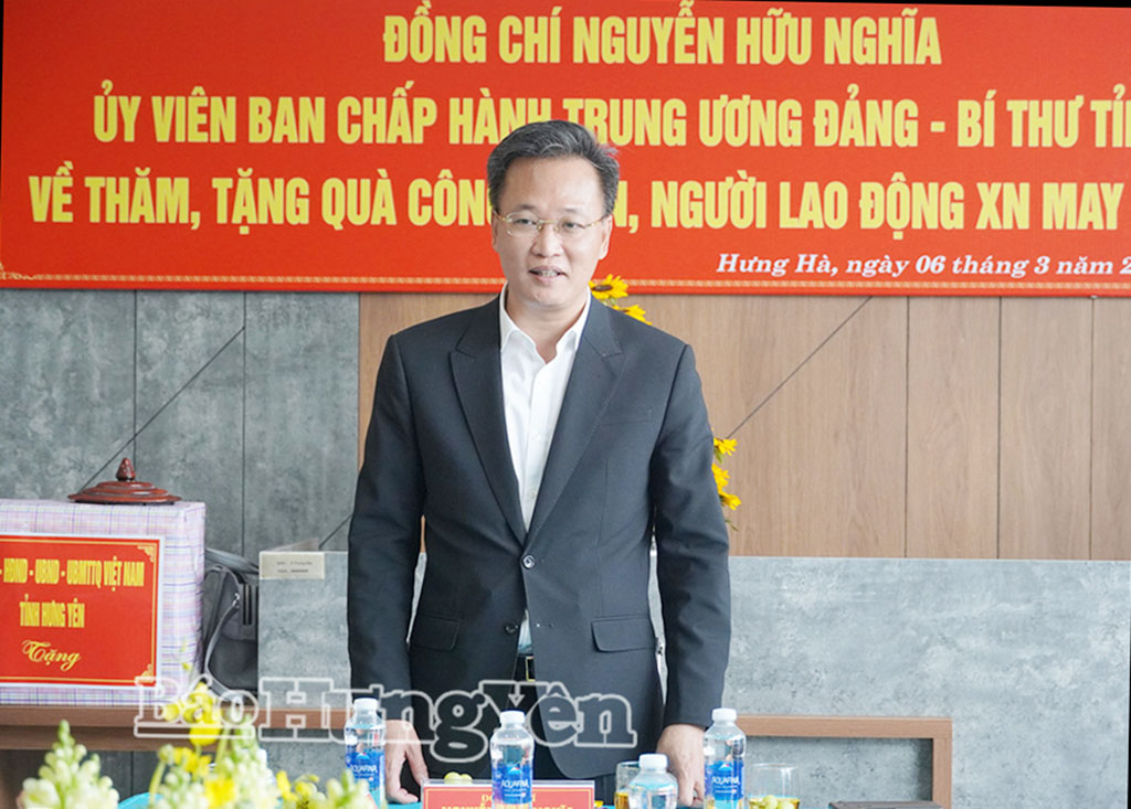 Đồng chí Bí thư Tỉnh ủy Nguyễn Hữu Nghĩa thăm, động viên, tặng quà công nhân, người lao động Xí nghiệp May Hưng Hà