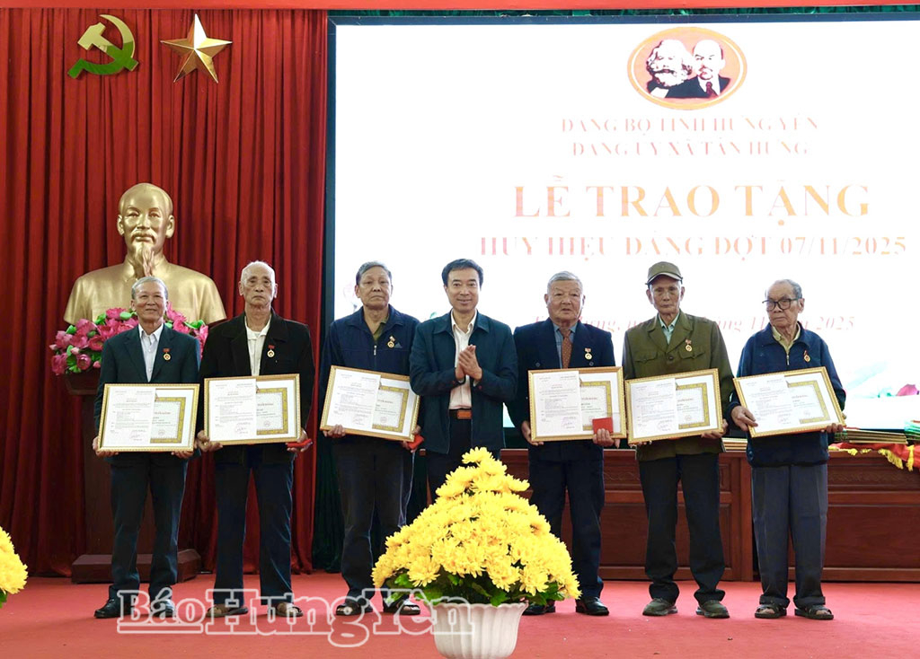 Xã Tân Hưng: Trao Huy hiệu Đảng tặng 22 đảng viên