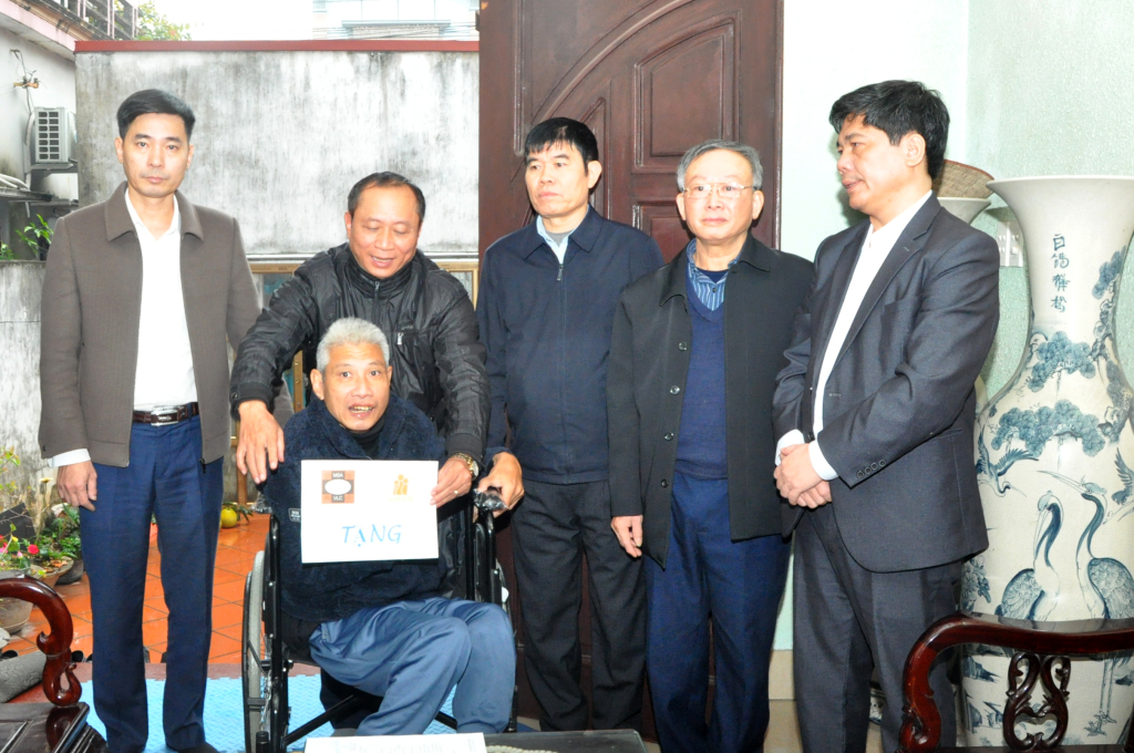 Hội Nạn nhân chất độc da cam/dioxin tỉnh; Bệnh viện Bệnh nhiệt đới Hưng Yên: Tặng quà Tết nạn nhân chất độc da cam, bệnh nhân nghèo