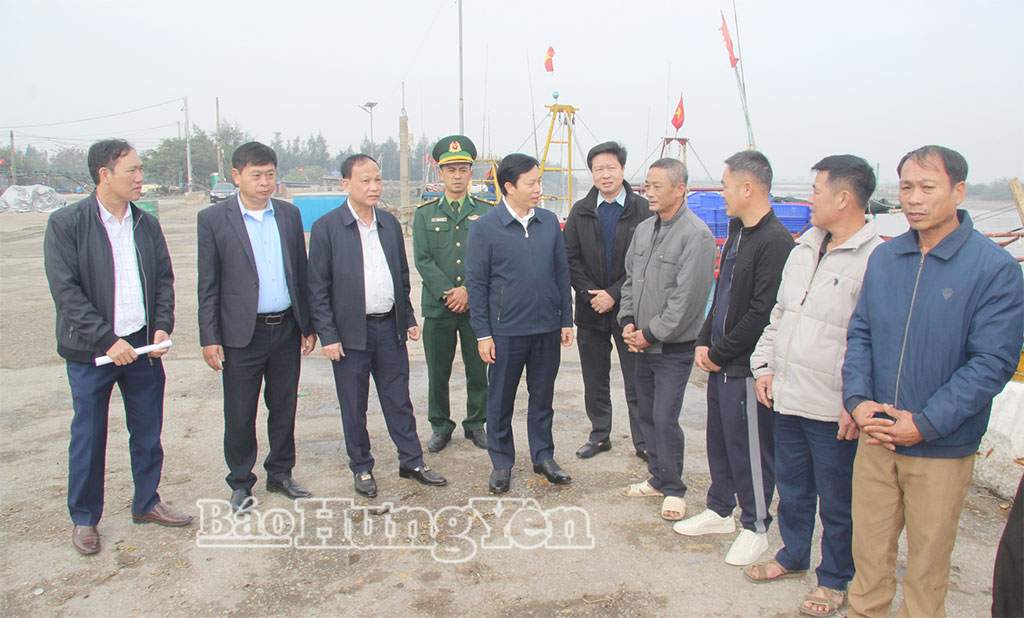 Đồng chí Phó Chủ tịch UBND tỉnh Lại Văn Hoàn trao quà Tết tặng ngư dân các xã ven biển