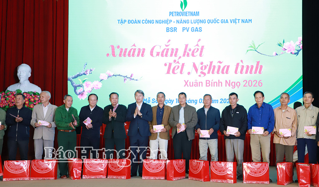 Bộ trưởng Bộ Tư pháp Nguyễn Hải Ninh cùng đoàn công tác tặng quà Tết tại xã Mễ Sở