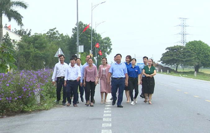 Đường điện chiếu sáng làng quê ở Phù Cừ