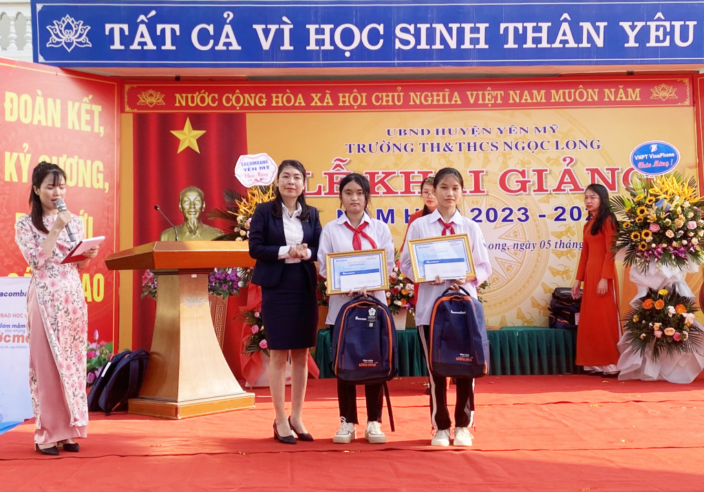 Sacombank trao học bổng “Ươm mầm cho những ước mơ” cho học sinh tỉnh Hưng Yên