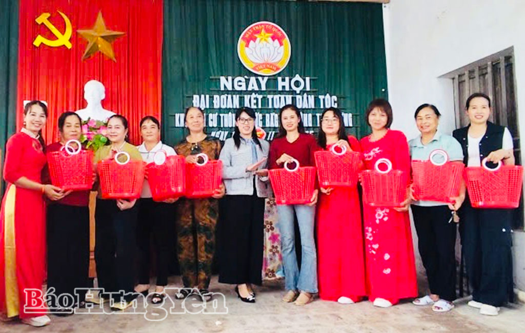 Ủy ban MTTQ Việt Nam xã Đông Tiên Hưng: Trao tặng 30 thùng đựng rác và 200 làn nhựa cho các khu dân cư