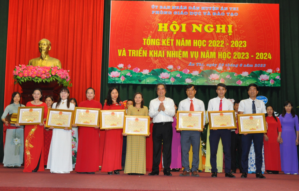 Ân Thi: Triển khai nhiệm vụ năm học mới