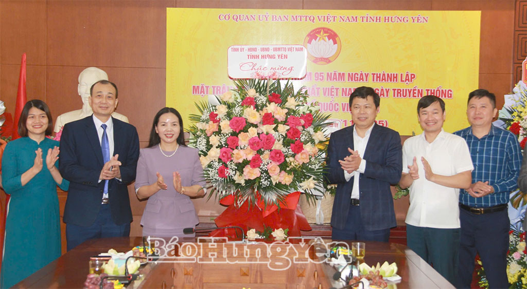 Đồng chí Phó Bí thư Thường trực Tỉnh ủy Trần Quốc Toản chúc mừng cơ quan Ủy ban MTTQ Việt Nam tỉnh