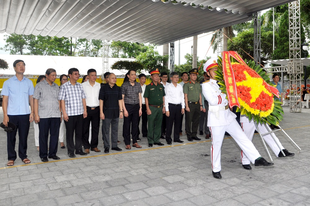Đoàn cán bộ tỉnh dâng hoa, dâng hương tại Nghĩa trang liệt sĩ Quốc gia Vị Xuyên