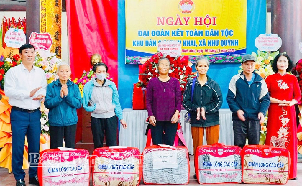 Xã Như Quỳnh: Tặng quà 146 hộ nghèo, hộ cận nghèo, gia đình có hoàn cảnh khó khăn