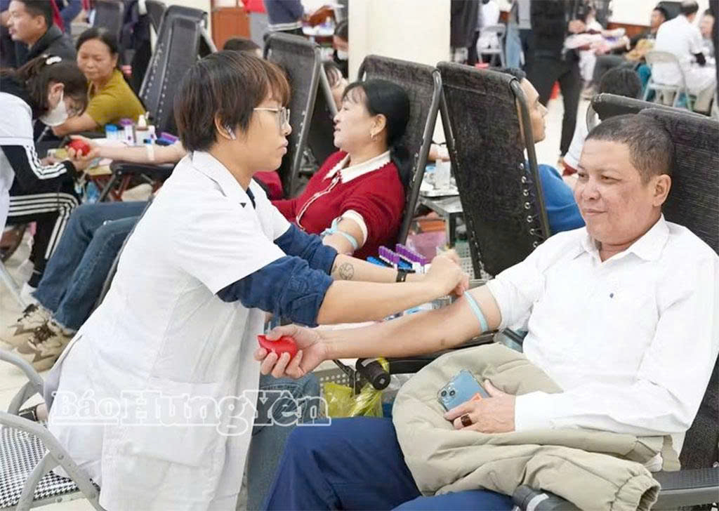 650 người tham gia ngày hội hiến máu “Sắc đỏ Hưng Yên”