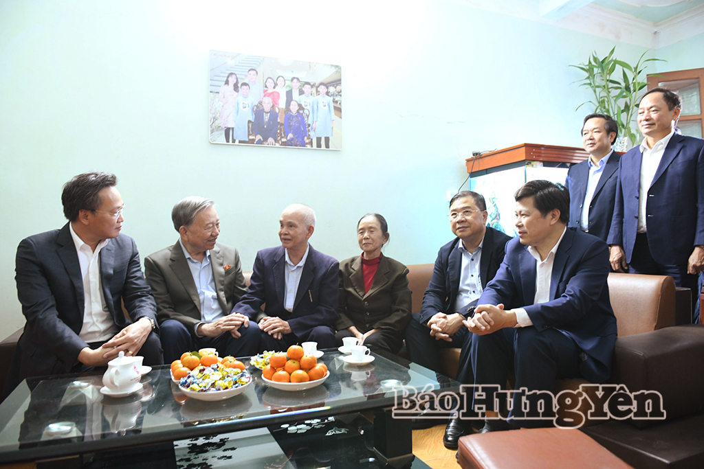 Tổng Bí thư Tô Lâm thăm, tặng quà gia đình người có công với cách mạng tại xã Kiến Xương