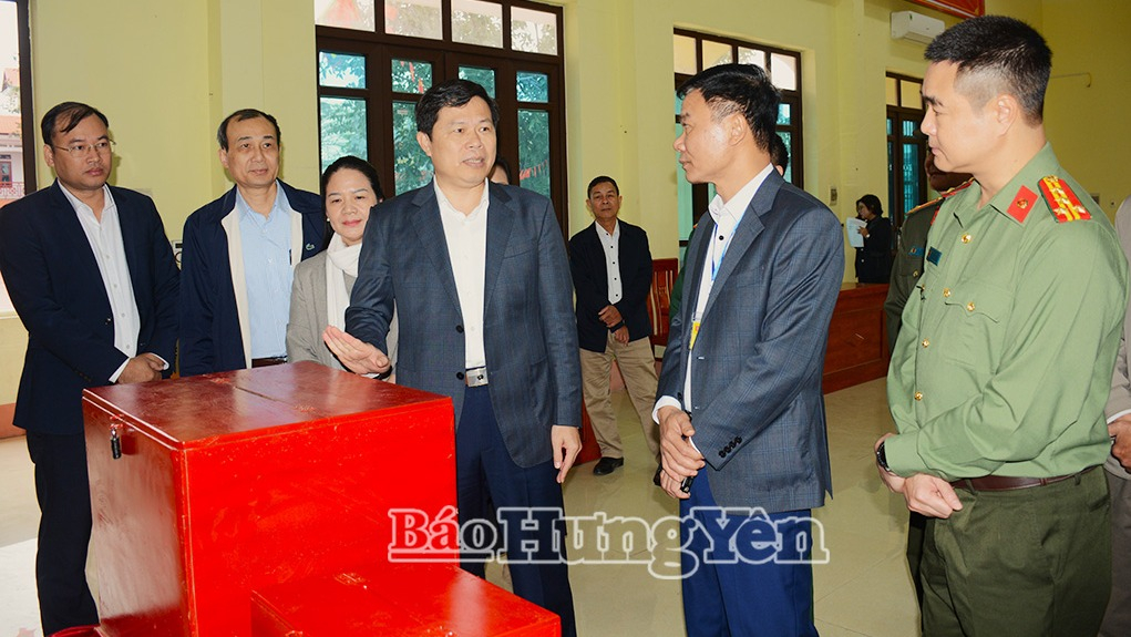 Đồng chí Trần Quốc Toản, Phó Bí thư Thường trực Tỉnh ủy, Chủ tịch Ủy ban MTTQ Việt Nam tỉnh kiểm tra công tác chuẩn bị bầu cử