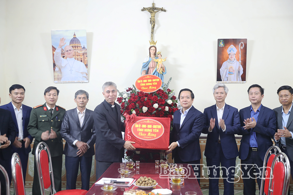 Đồng chí Chủ tịch UBND tỉnh Phạm Quang Ngọc chúc mừng các chức sắc và đồng bào Công giáo Giáo xứ Ngọc Đồng nhân dịp Lễ Giáng sinh năm 2025