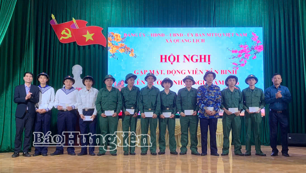 Tặng quà, động viên các thanh niên lên đường nhập ngũ