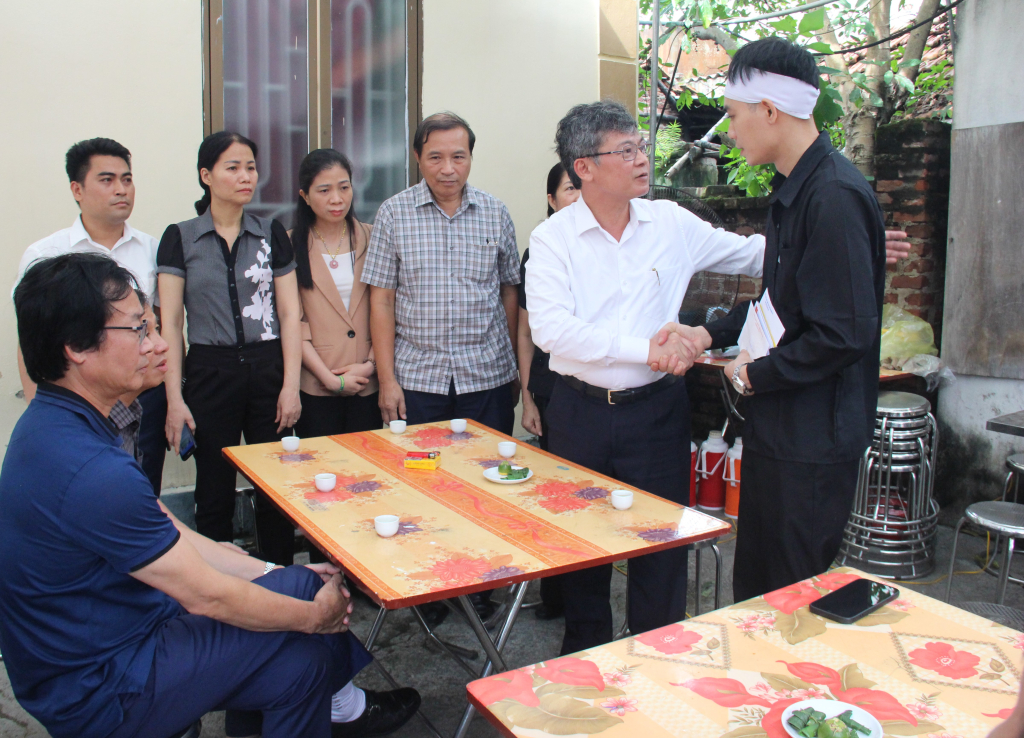 Đồng chí Phó Chủ tịch UBND tỉnh Nguyễn Duy Hưng thăm hỏi, động viên gia đình có người thân tử vong trong vụ cháy chung cư mini tại Hà Nội