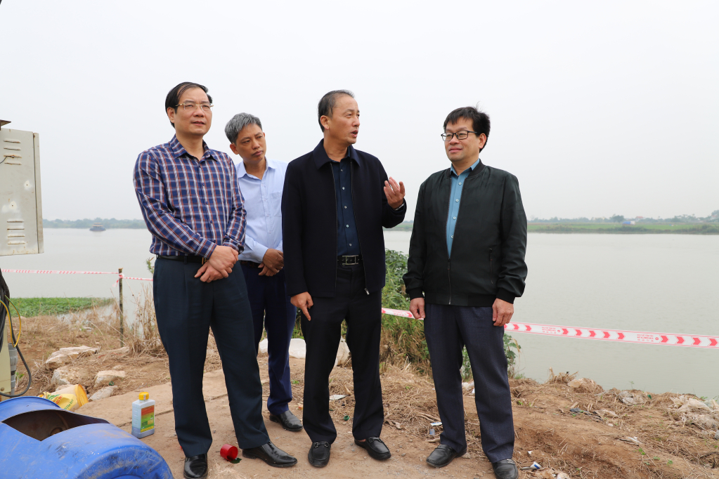 Phó Chủ tịch UBND tỉnh Nguyễn Hùng Nam kiểm tra sự cố sạt lở đê tả sông Luộc