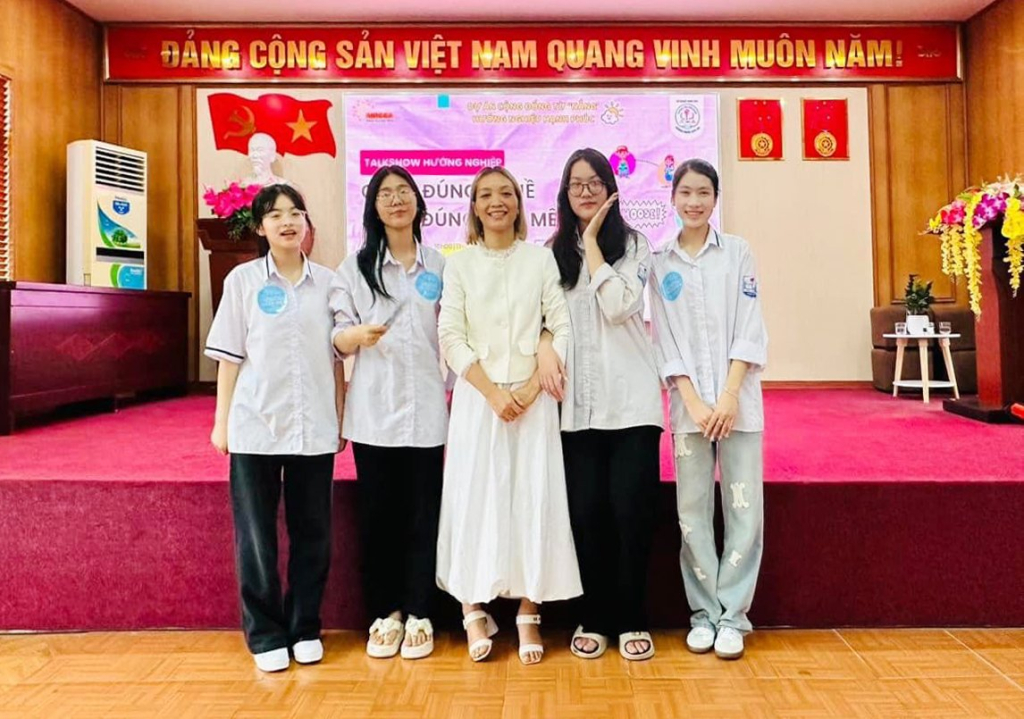 Cô giáo truyền cảm hứng học tập cho học sinh