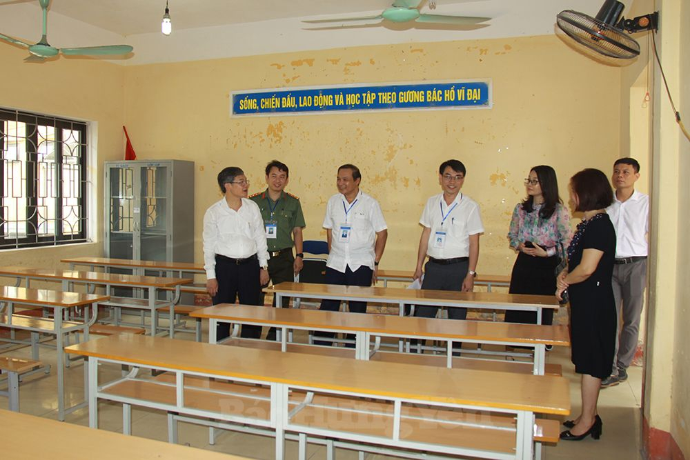 Phó Chủ tịch UBND tỉnh Nguyễn Duy Hưng kiểm tra công tác chuẩn bị cho kỳ thi tốt nghiệp THPT trên địa bàn huyện Văn Giang
