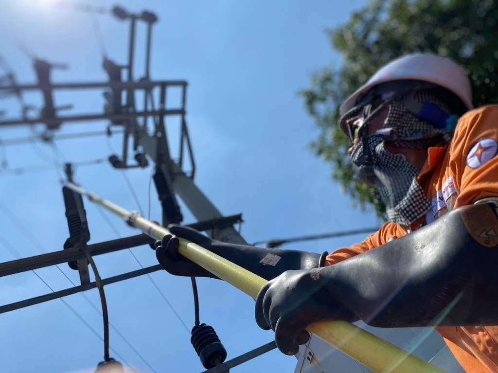 Thị xã Mỹ Hào: Nguy cơ mất an toàn khi thả diều gần đường dây và công trình điện